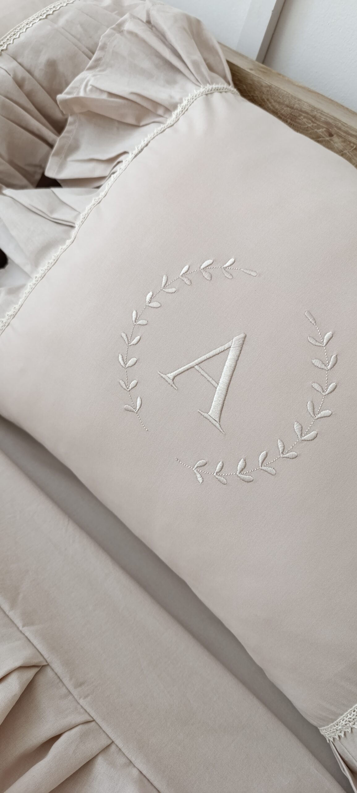 Personalizowana pościel z falbanką, Zbliżenie na haft maszynowy - pościele szyte na zamówienie | Simonila