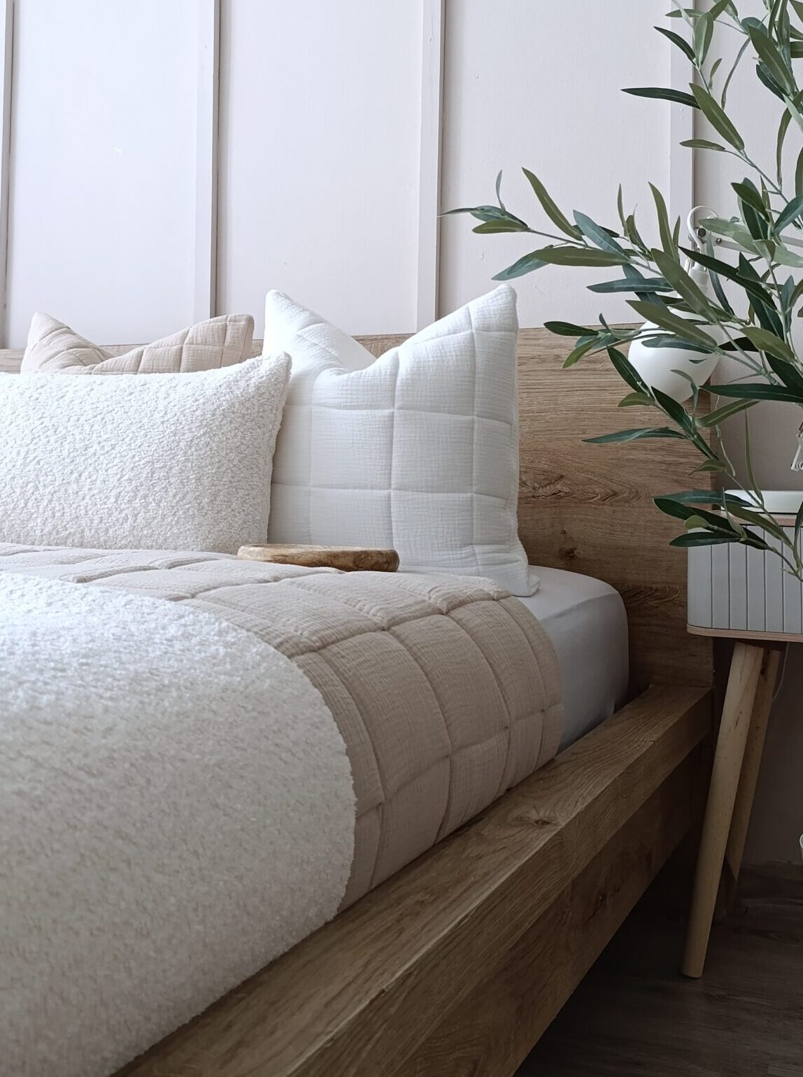 Muślinowa poszewka z przeszyciem w szeroką kratę