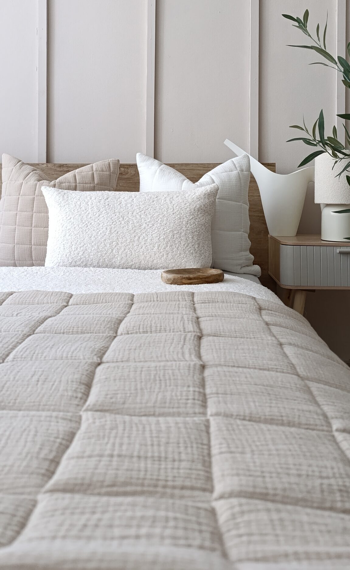 NIEDOSTĘPNA Muślinowa narzuta z przeszyciem i wypełnieniem dostępne wszystkie rozmiary. Na zdjęciu jest chłodny beż