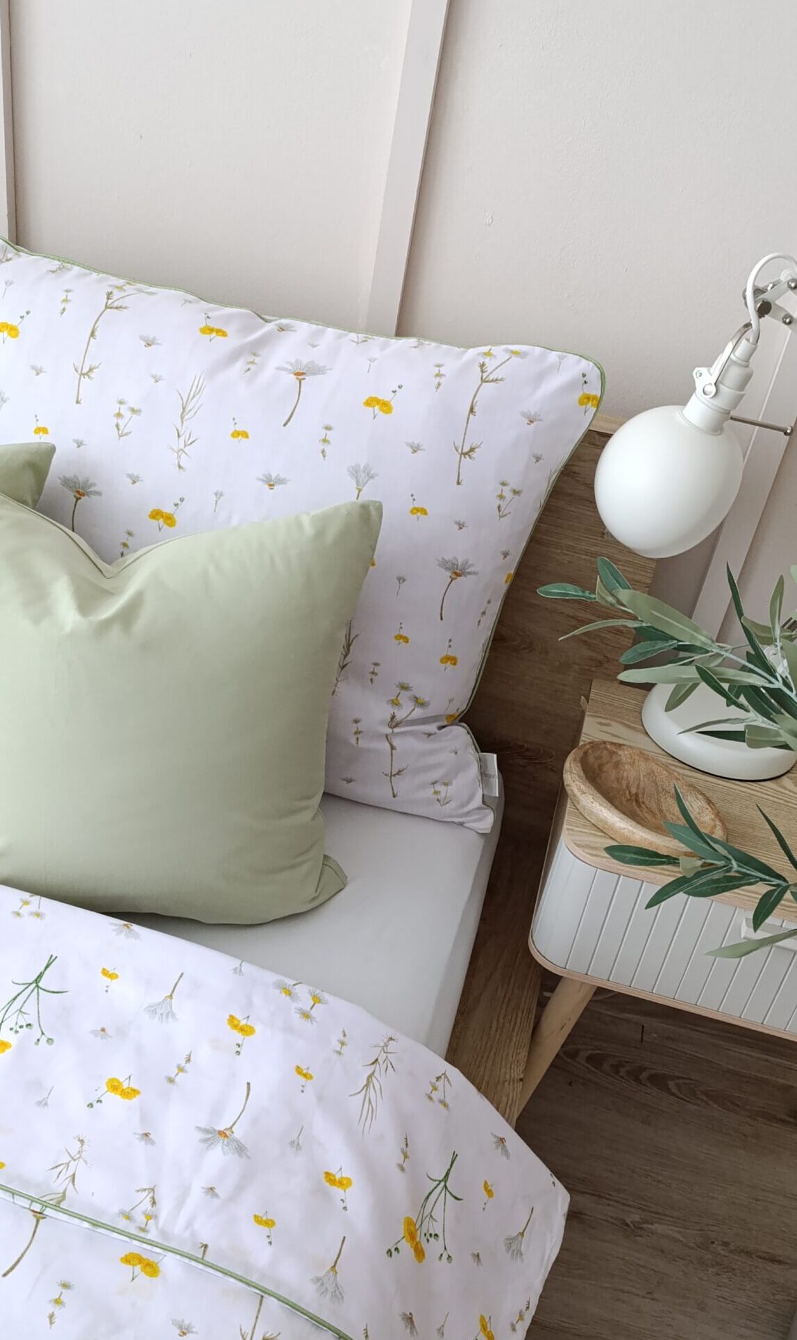 Bawełniany komplet pościeli w cudny drobny rumianek z oliwkową wypustką, bawełna 100% antyalergiczna, miękka, cudowna tkanina.