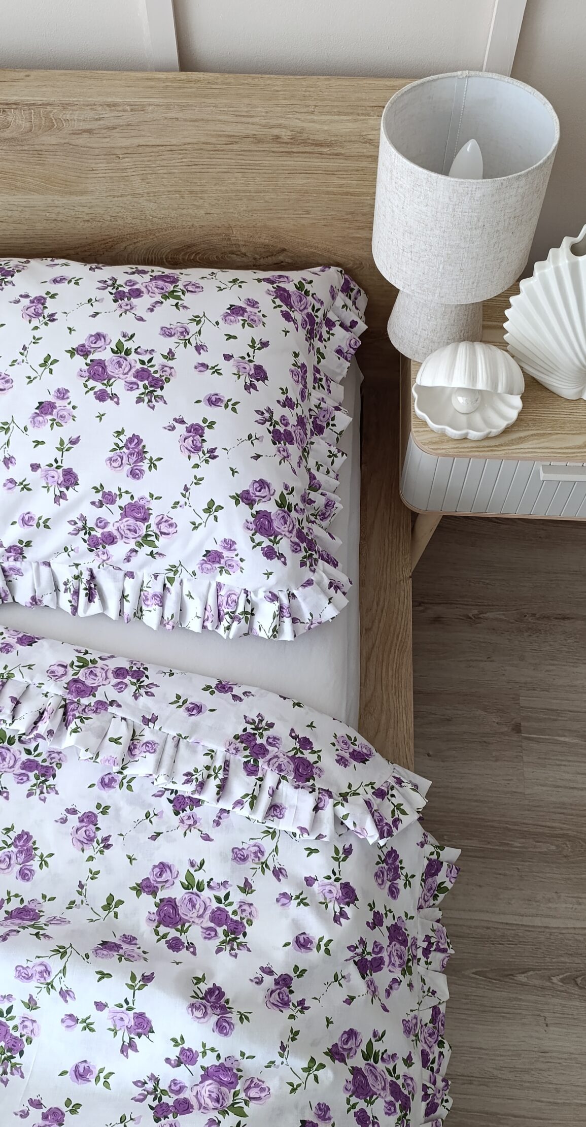 Fioletowe różyczki na białym tle, komplet pościeli bawełniany 100%, antyalergiczna miękka pościel. Pościel z falbanką.
