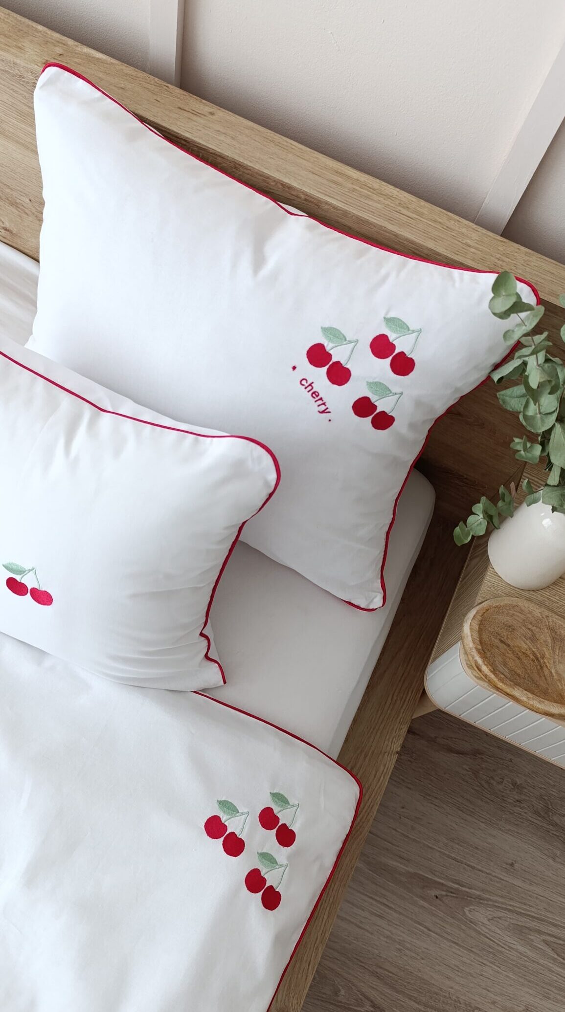 Bawełniana wiśniowa delikatność - biała pościel z haftem i czerwoną wypustką. Bawełna 100% antyalergiczna, miękka i oddychająca.