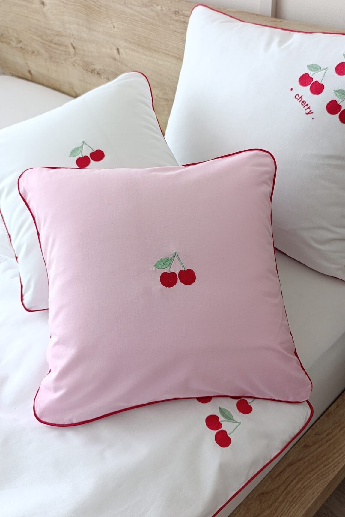 Bawełniana poszewka z wiśniami, haft maszynowy, Poszewka bawełniana 100% antyalergiczna.