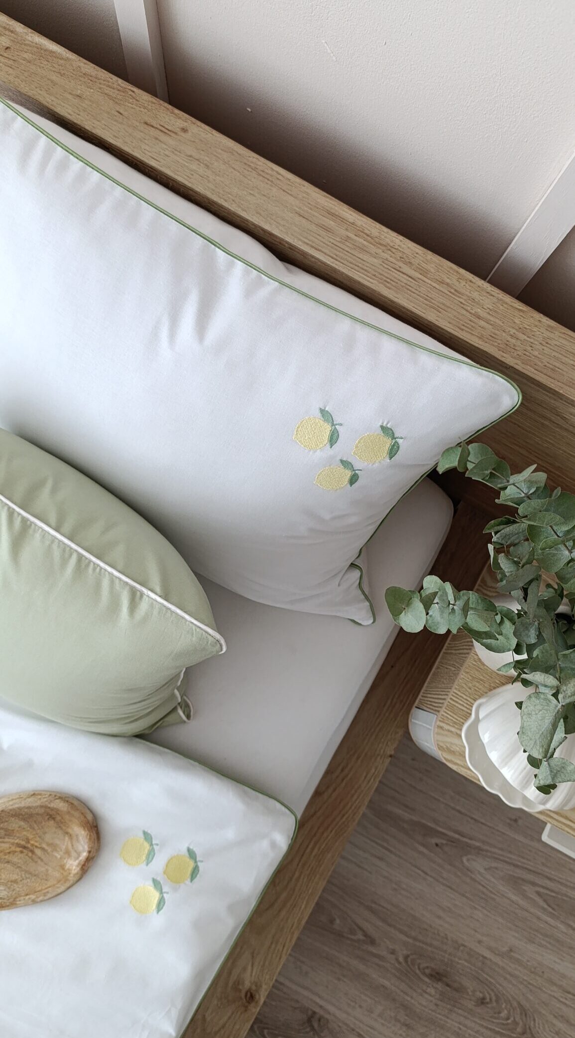 Bawełniana pościel z haftem Cytrynowy Sad - 100% bawełna, miękka i antyalergiczna. Szyta na zamówienie