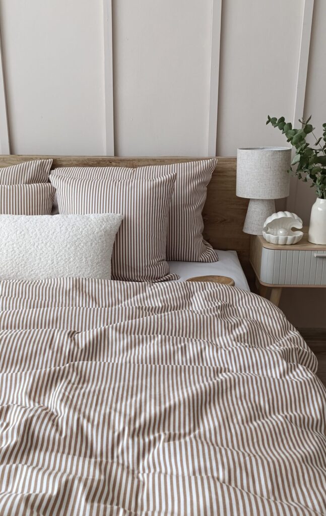 pościel bawełniana w biało-beżowe paski detal