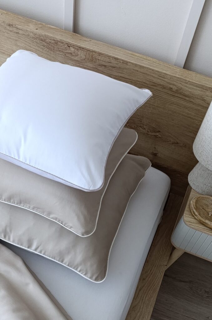 Białą pościel z bawełny satynowej z beżową lamówką