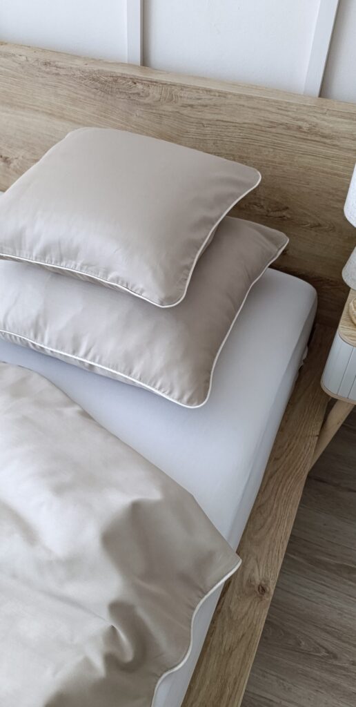 Komplet pościeli bawełna satynowa beżowa z białą lamówką - luksusowy komplet do sypialni.