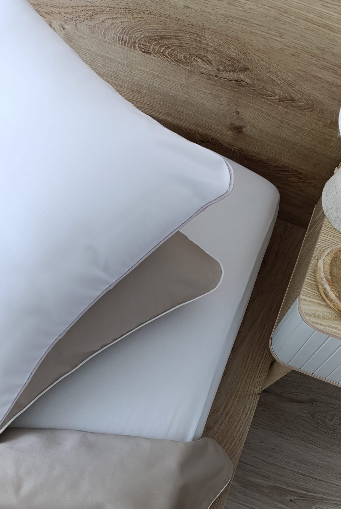 Biała pościel z bawełny satynowej z lamówką