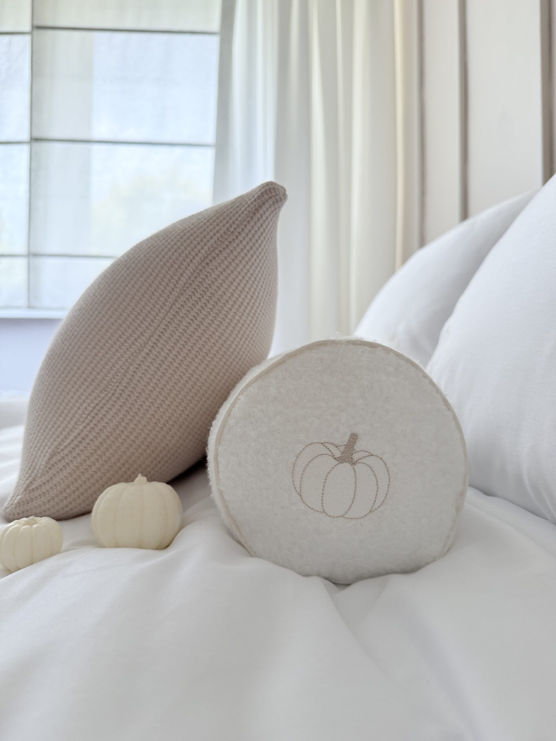 WYPRZEDANE Wałek dekoracyjny z boucle 20x60cm - haft maszynowy, personalizowane kolory dyni