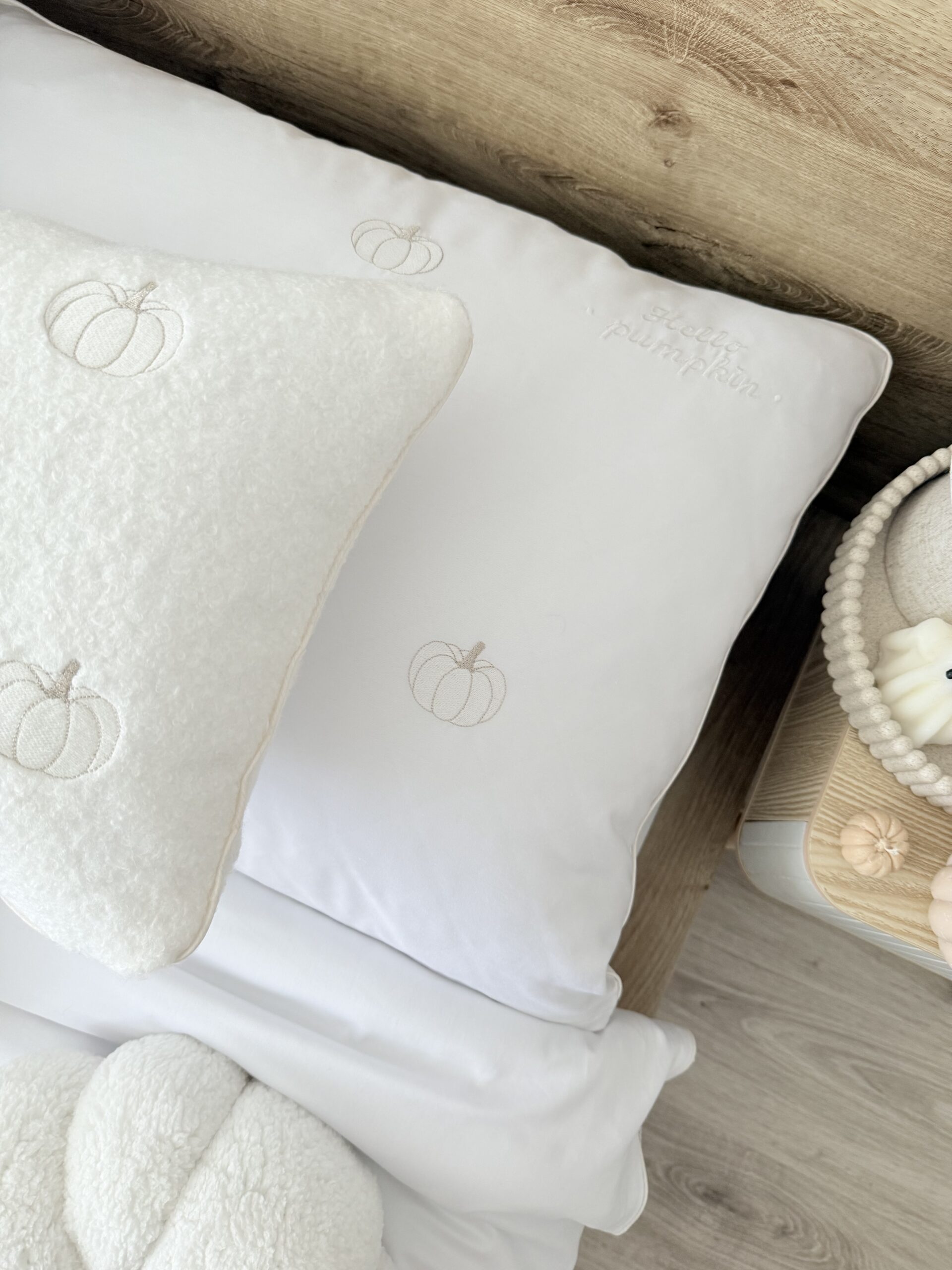 Poduszka do salonu z dyniami, poduszka boucle z haftem