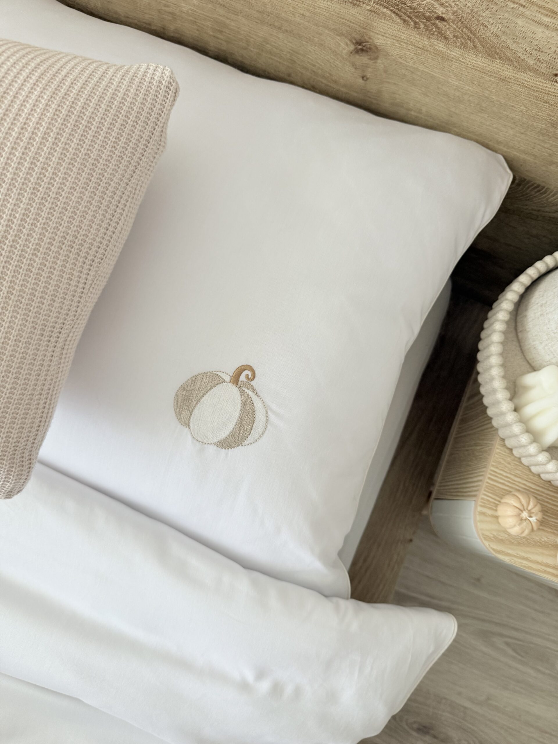 Pościel biała w dynie, delikatna, subtelna, haft maszynowy, dynie na pościeli