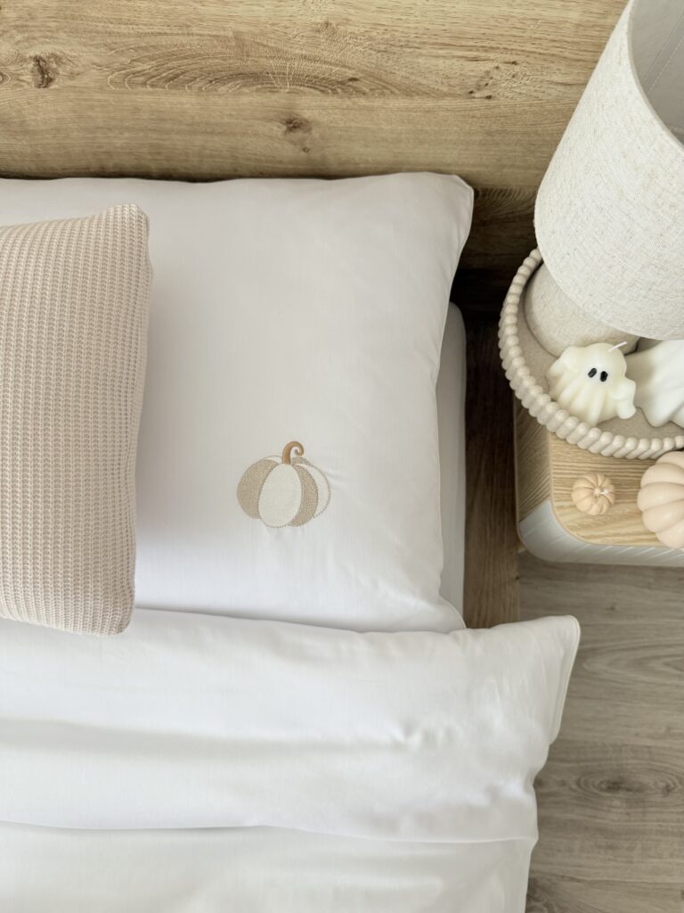 Minimalistyczny komplet pościeli w kolorze białym, wykonany z bawełny satynowej premium. Idealna dla miłośniczek minimalizmu, delikatnych kolorów.