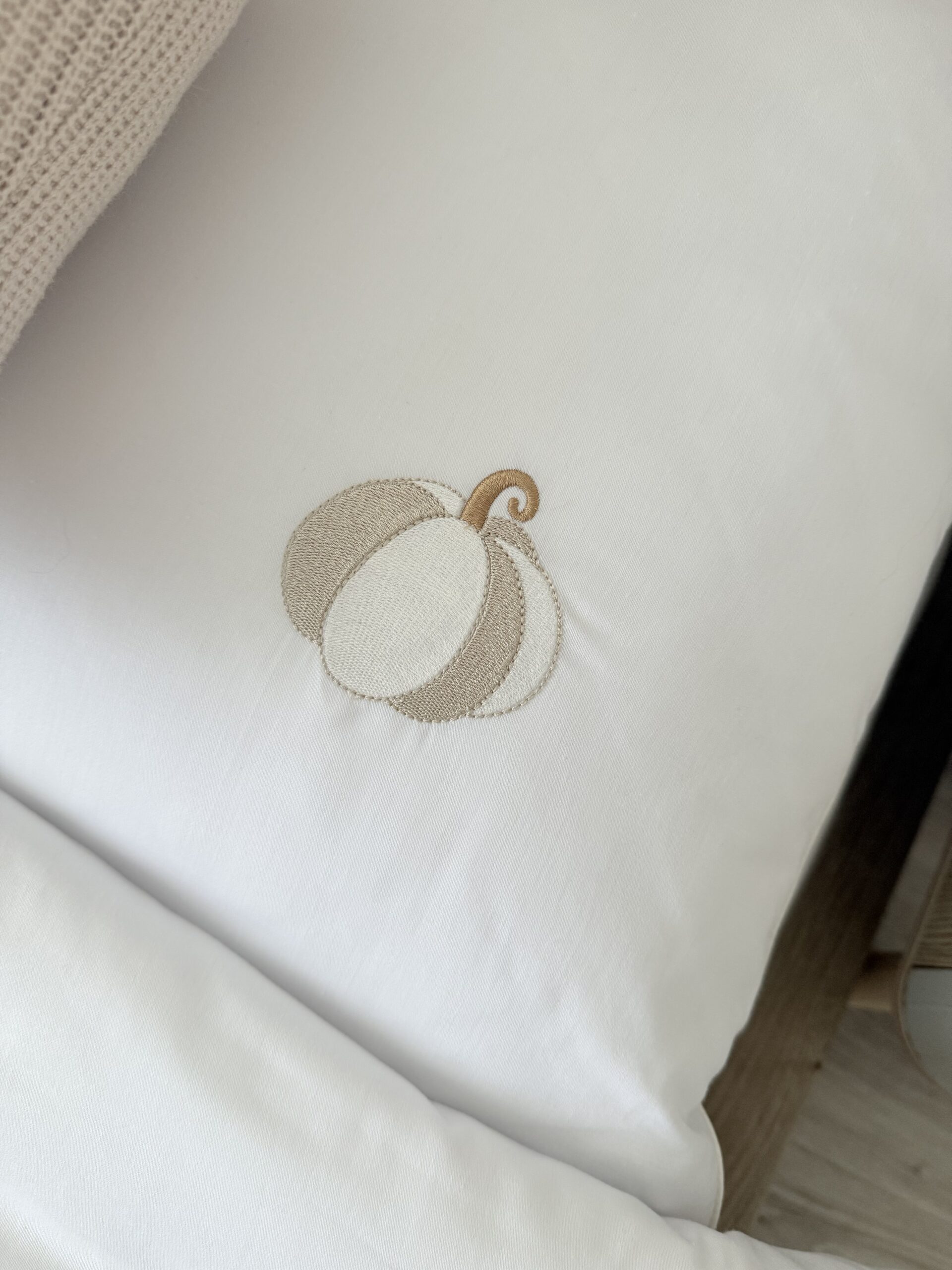 Zbliżenie na haft maszynowy, hafty dynia, maszynowy, beżowa dynia, bawełna satynowa premium, szycie w Polsce, szycie na zamówienie