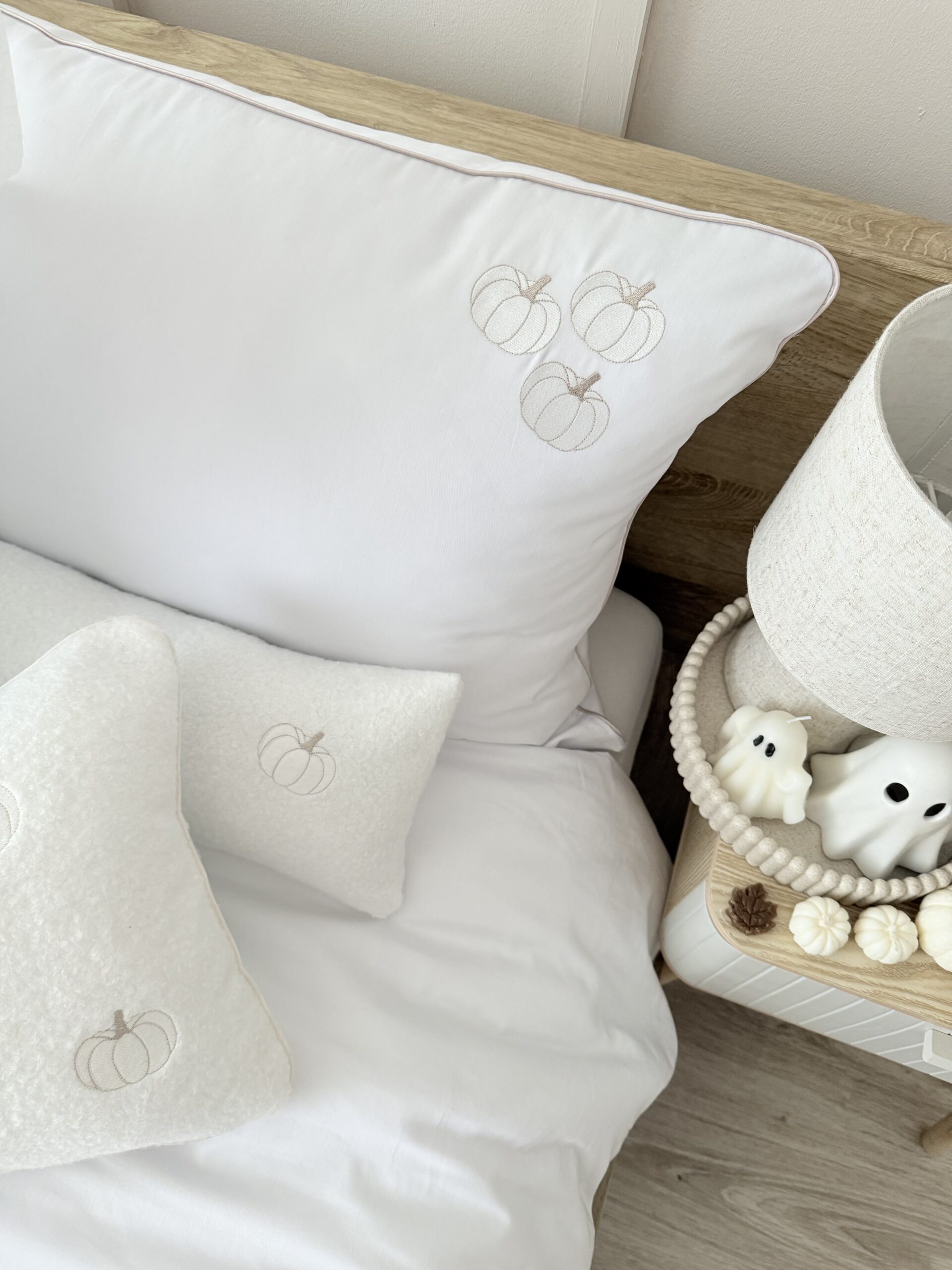 Biała pościel z bawełny premium z subtelnymi dyniami w odcieniach beżu, komplet pościeli