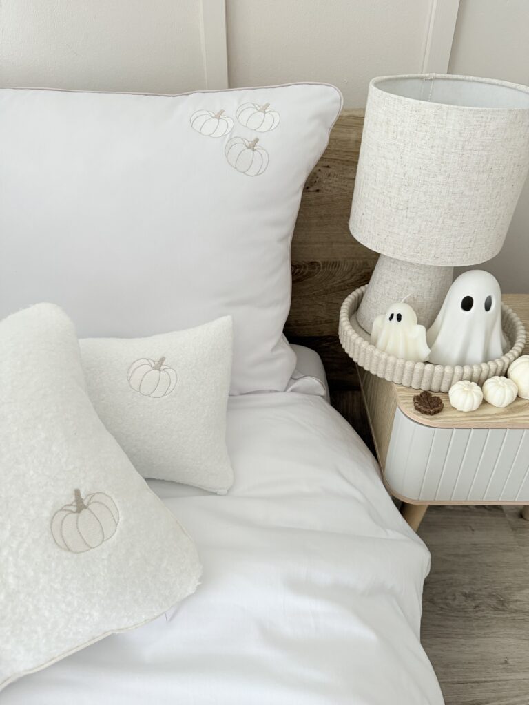 Biały komplet pościeli z bawełny premium z delikatnymi białobeżowymi dyniami, minimalistyczny haft, elegancka i przytulna sypialnia.