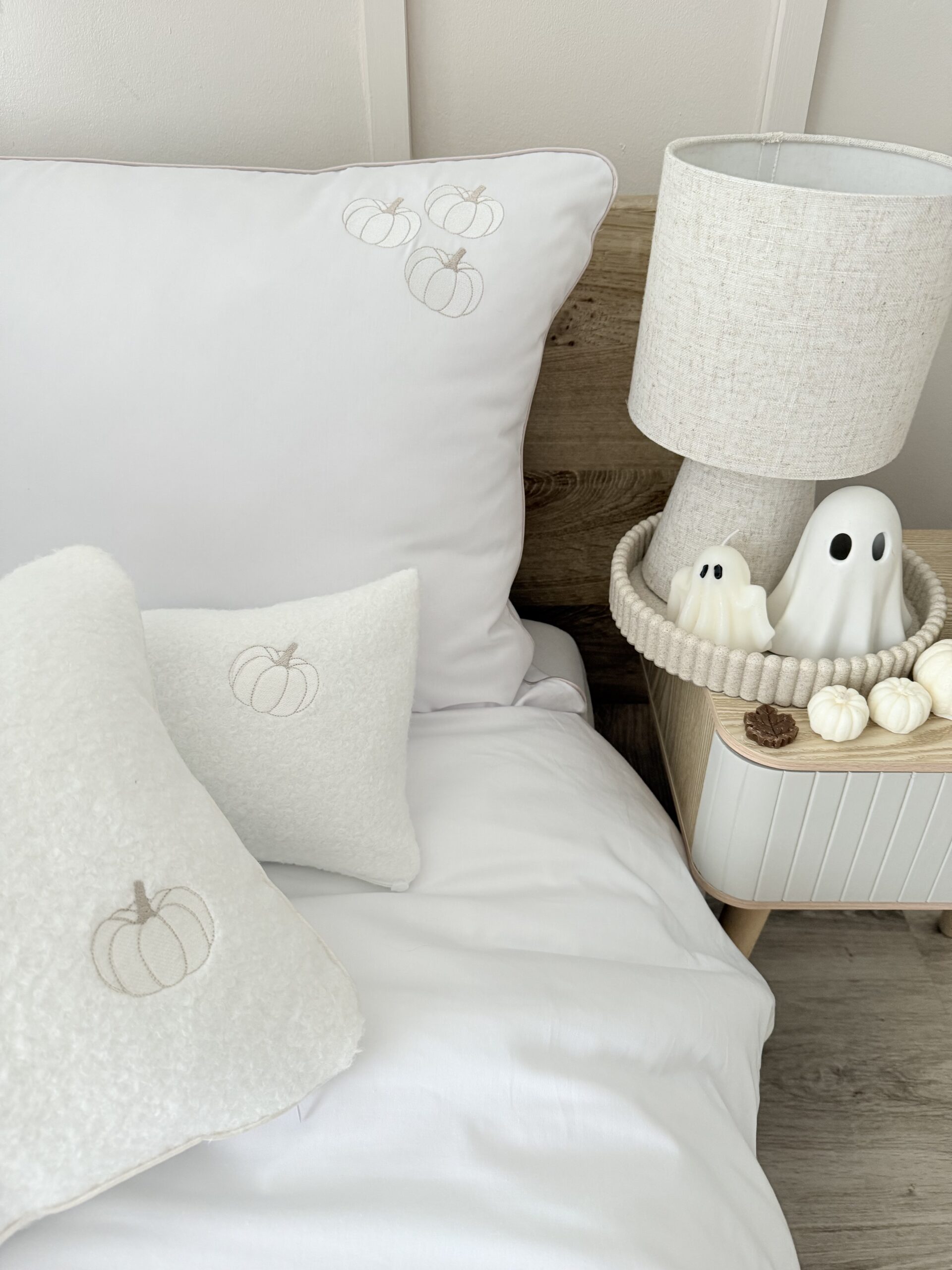 Biały komplet pościeli z bawełny premium z delikatnymi białobeżowymi dyniami, minimalistyczny haft, elegancka i przytulna sypialnia.