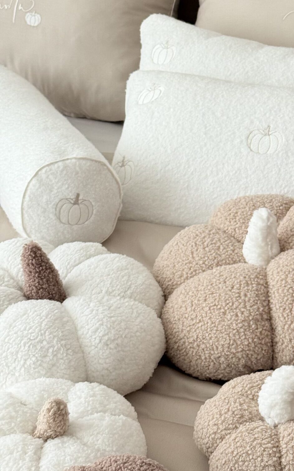 Wałek dekoracyjny, poduszka jesienna z haftem dyni