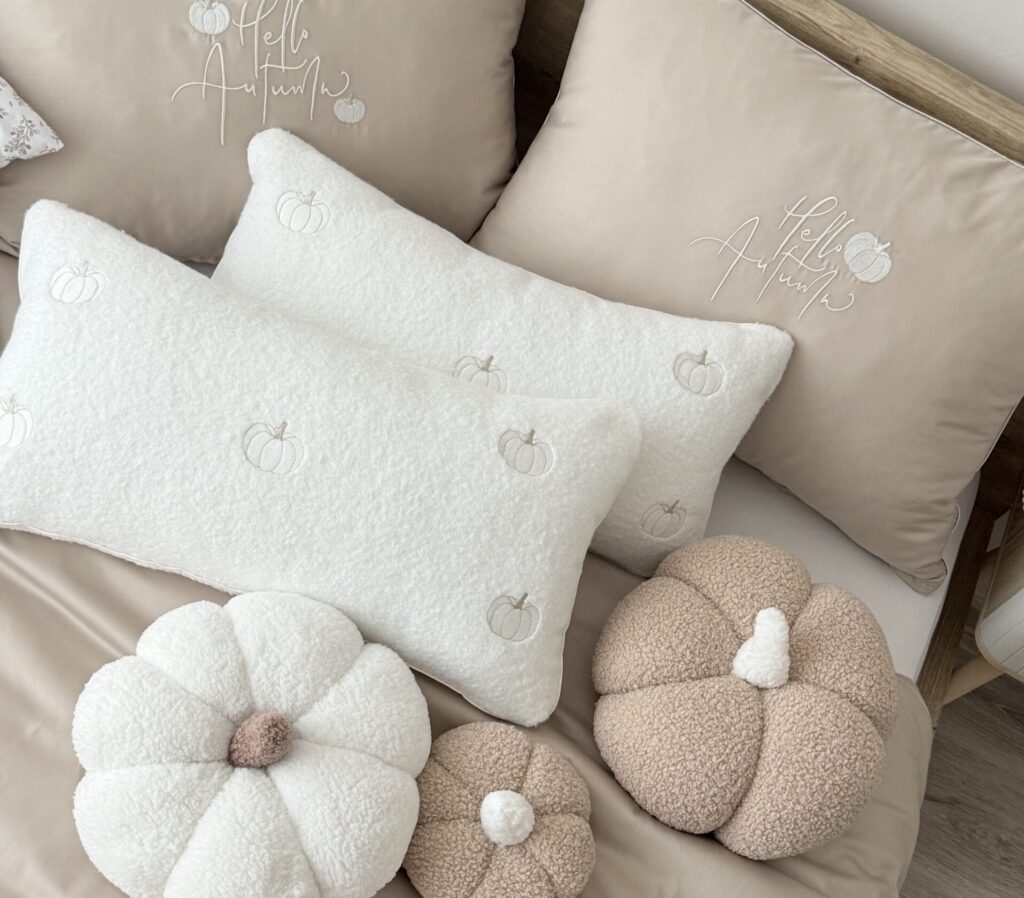 Poduszka dekoracyjna z haftem dyni boucle