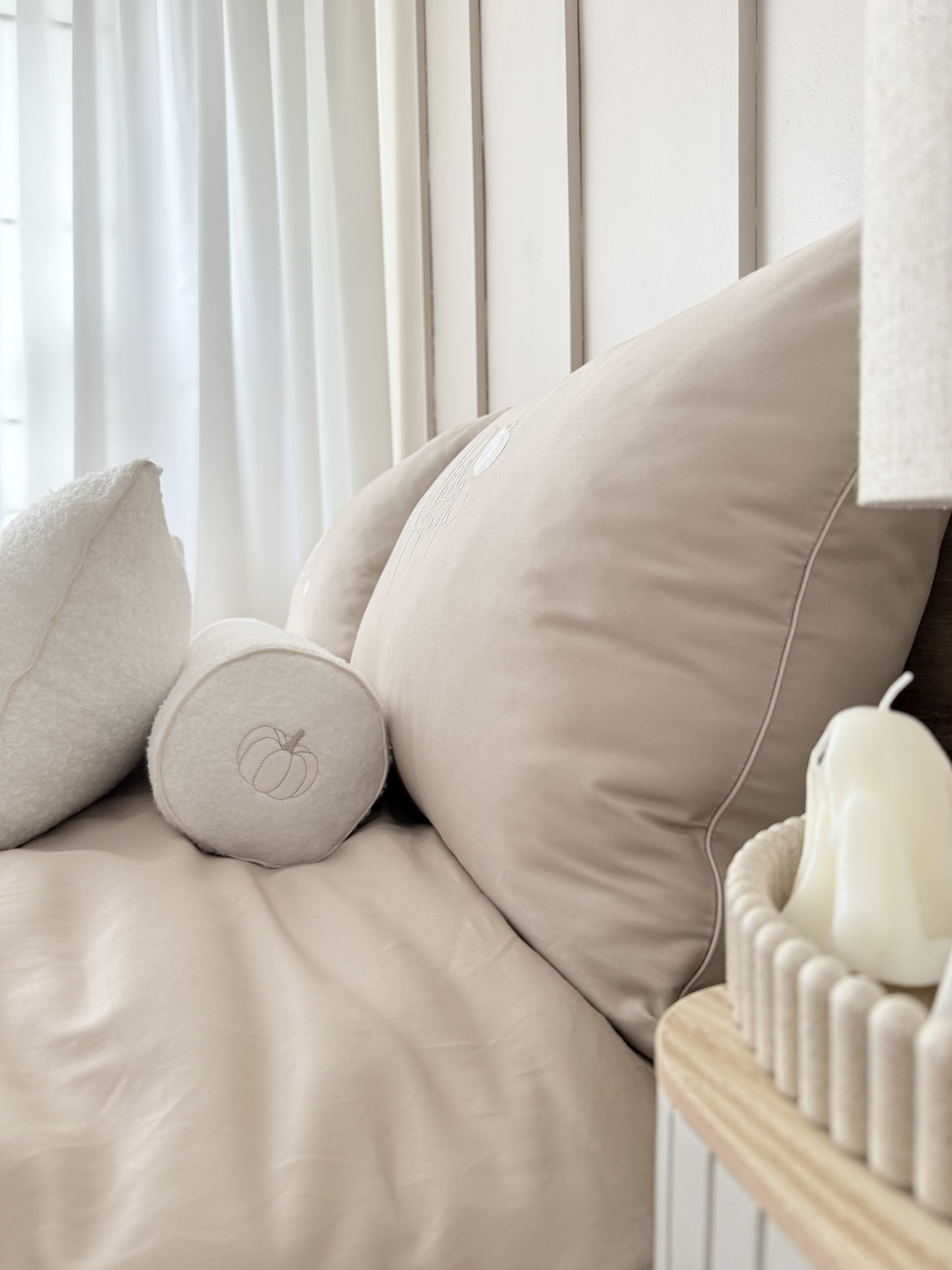 Wałek dekoracyjny z Boucle z haftem dyni, poduszka dekoracyjna na jesień