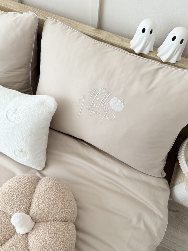 Elegancki jesienny komplet pościeli Hello Autumn w chłodnym beżu, wykonany z bawełny satynowej 100%, ozdobiony trwałym haftem maszynowym i subtelną wypustką. Pościel szyta jest w Polsce na zamówienie, idealna dla fanek jesieni i delikatnych, naturalnych kolorów w sypialni.