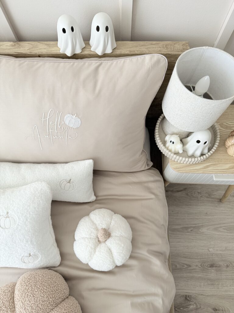 Komplet pościeli Hello Autumn w chłodnym beżu, wykonany z bawełny satynowej, Idealny dla miłośniczek jesieni, subtelnych kolorów - beżu, złotego, delikatnych, naturalnych odcieni.