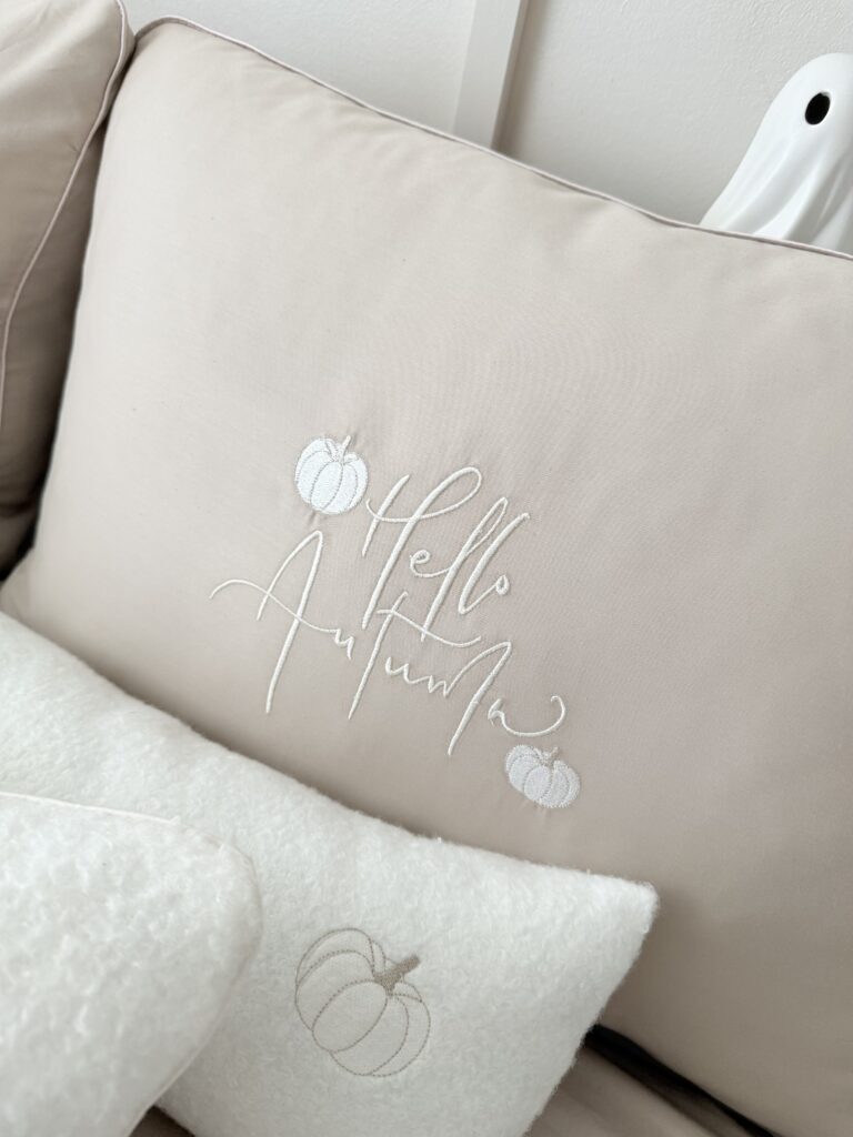 Jesienny komplet pościeli Hello Autumn w chłodnym beżu, wykonany z bawełny satynowej, ozdobiony trwałym haftem maszynowym, i delikatną wypustką