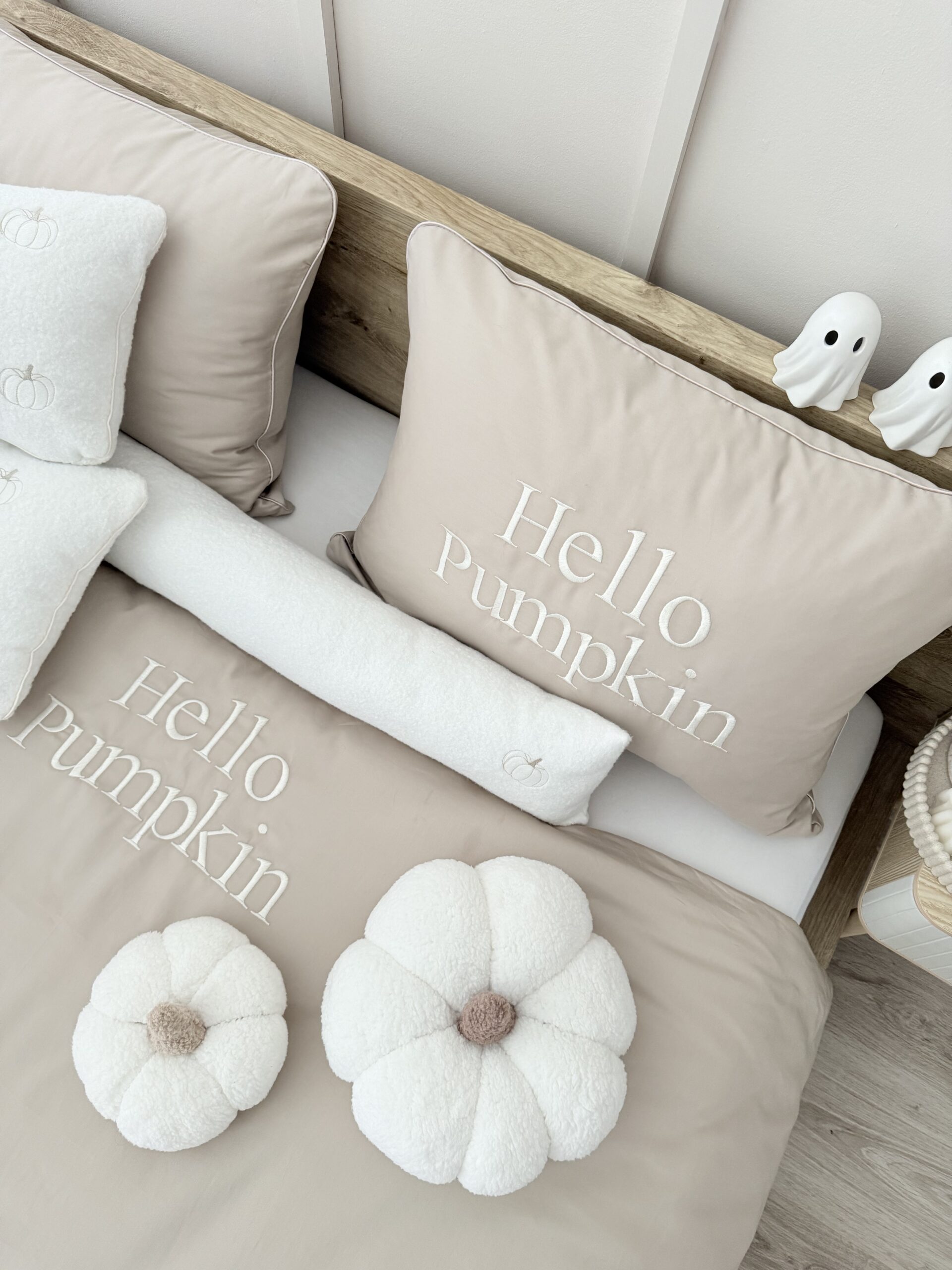 Zbliżenie na haft Hello Pumpkin i wypustkę na pościeli w chłodnym beżu, szytej na zamówienie, jesienny klimat, Simonila