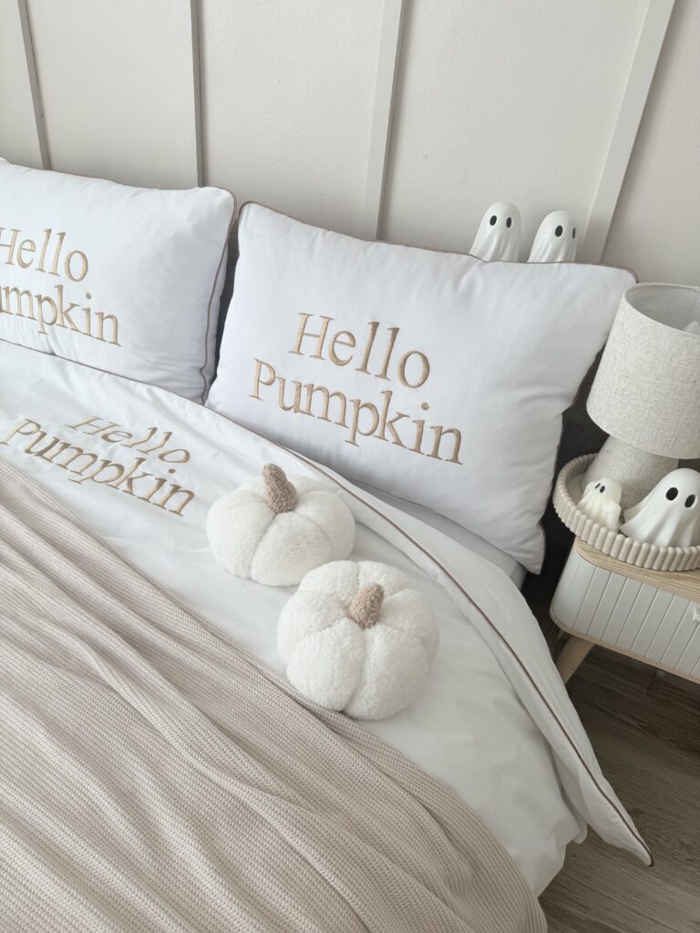 Biała pościel z bawełny premium Hello Pumpkin z karmelowym haftem i wypustką, Jesienna Kolekcja Simonila