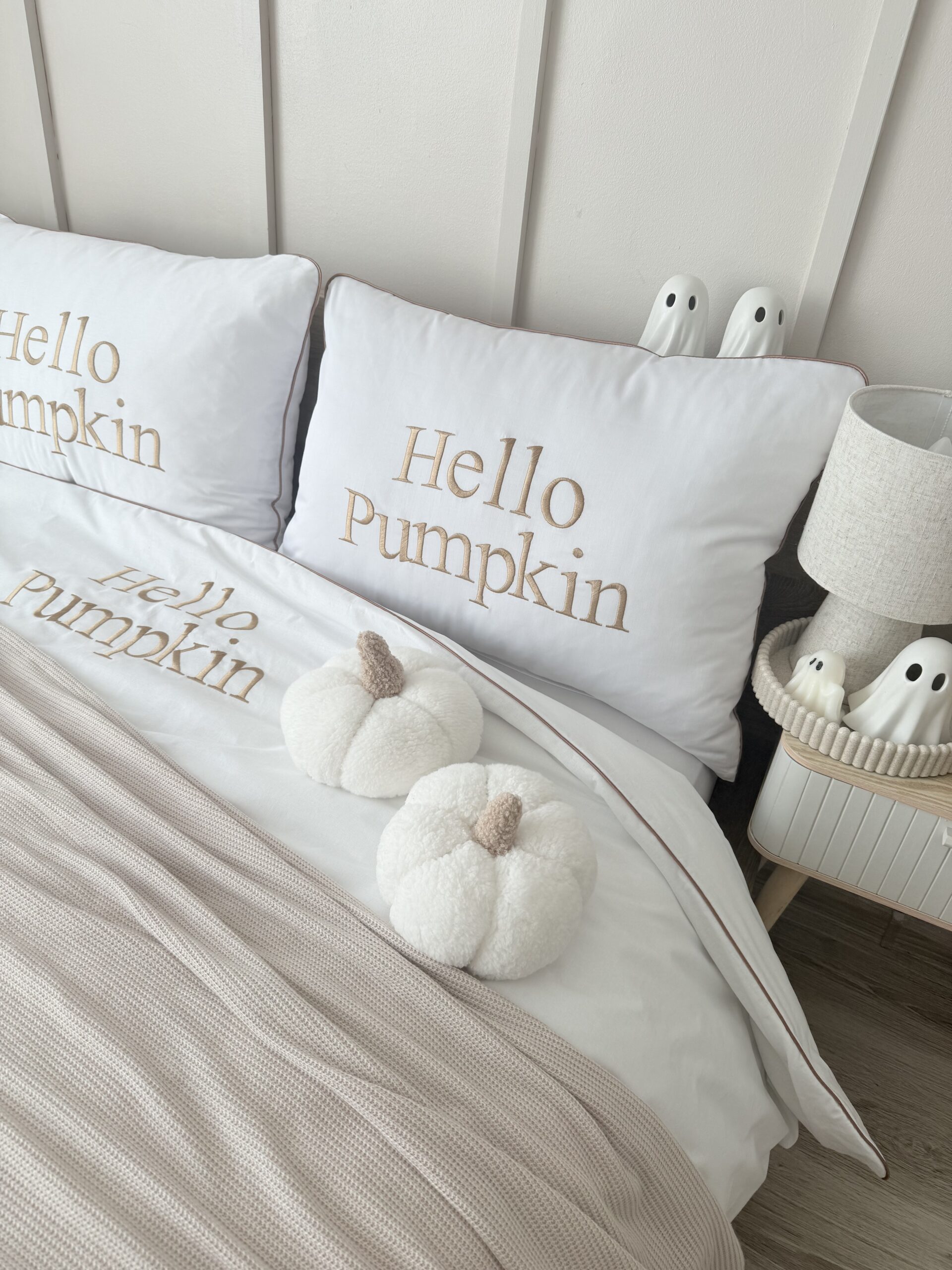 Biała pościel z bawełny premium Hello Pumpkin z karmelowym haftem i wypustką, Jesienna Kolekcja Simonila