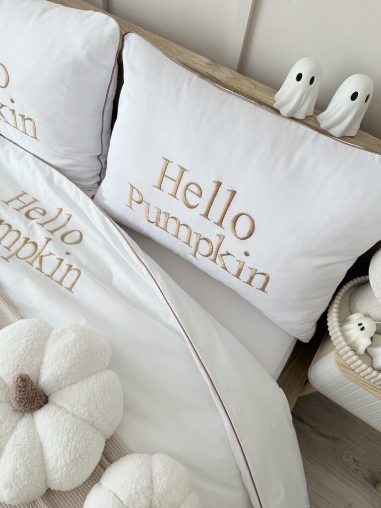 Biała pościel z wysokiej jakości bawełny premium z haftem Hello Pumpkin z karmelowym napisem i wypustką idealna na jesień, Simonila