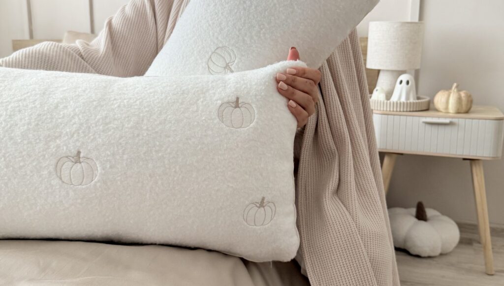 Poszewka z tkaniny boucle z haftem pięciu dyń, maszynowy haft, dekoracyjna poduszka do salonu, na kanapę i do sypialni