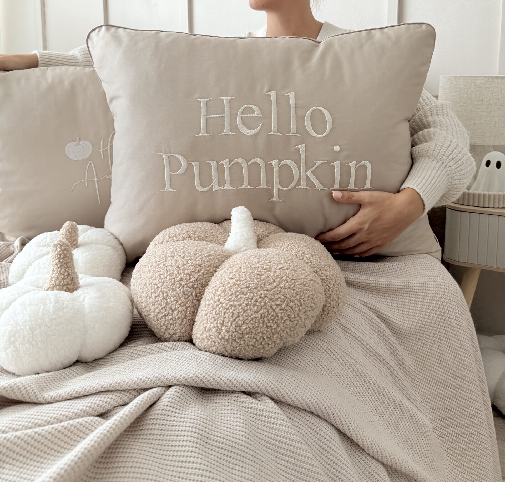 Komplet pościeli Hello Pumpkin w chłodnym beżu z haftem i elegancką wypustką, szyty na zamówienie z bawełny premium, idealny na jesień, Simonila