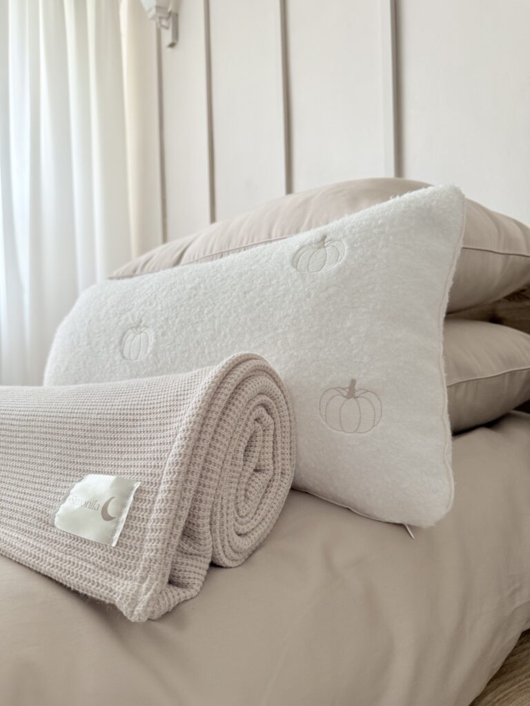 Poduszka boucle z dyniami i wypustką w sypialni i do salonu