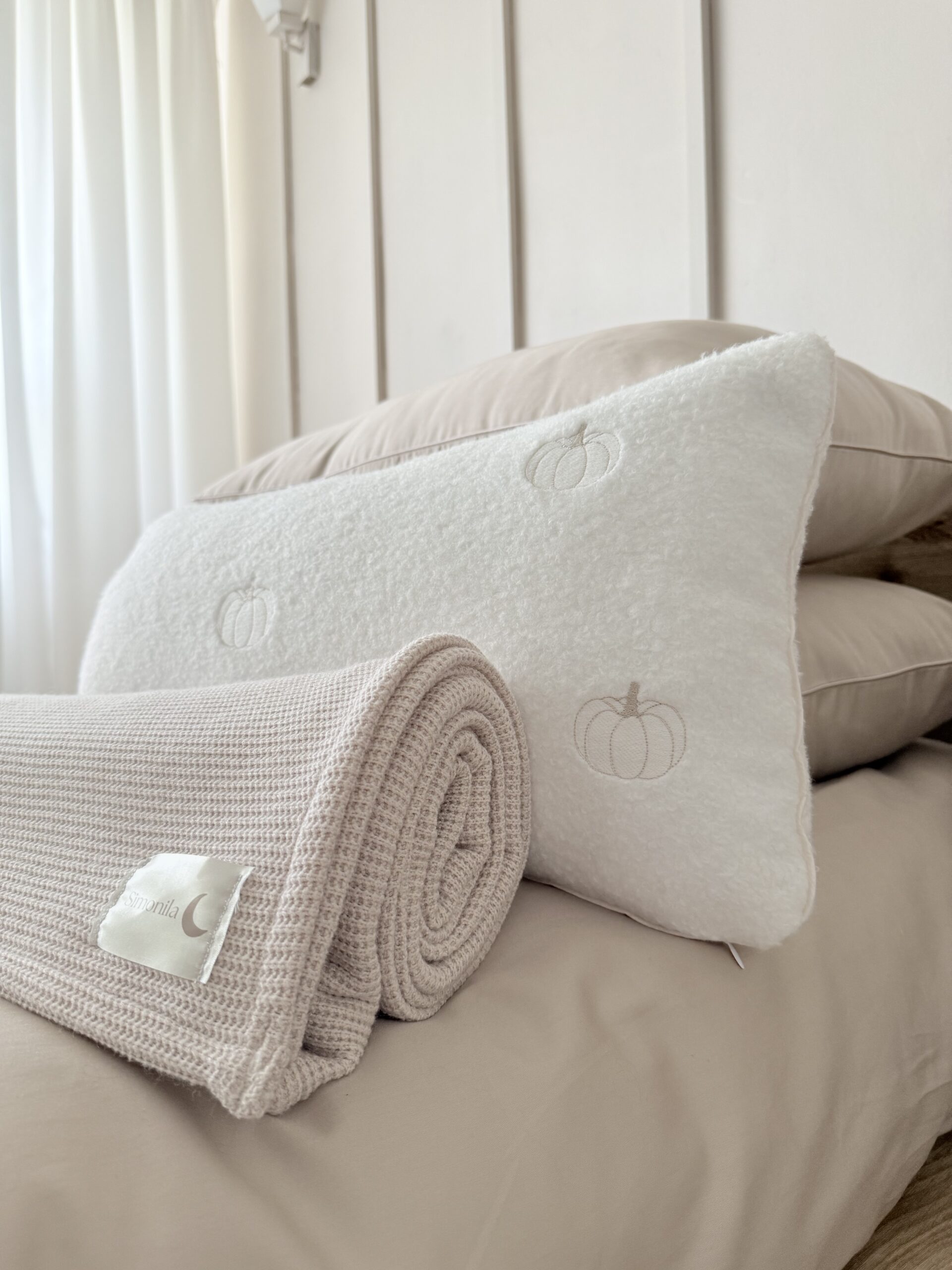 Poszewka dekoracyjna Boucle z haftem dyni 30x60 cm