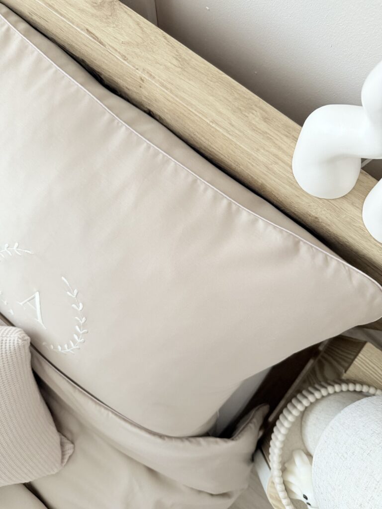 Atłasowa wypustka dekoracyjna na komplecie pościeli personalizowanej chłodny beż Simonila