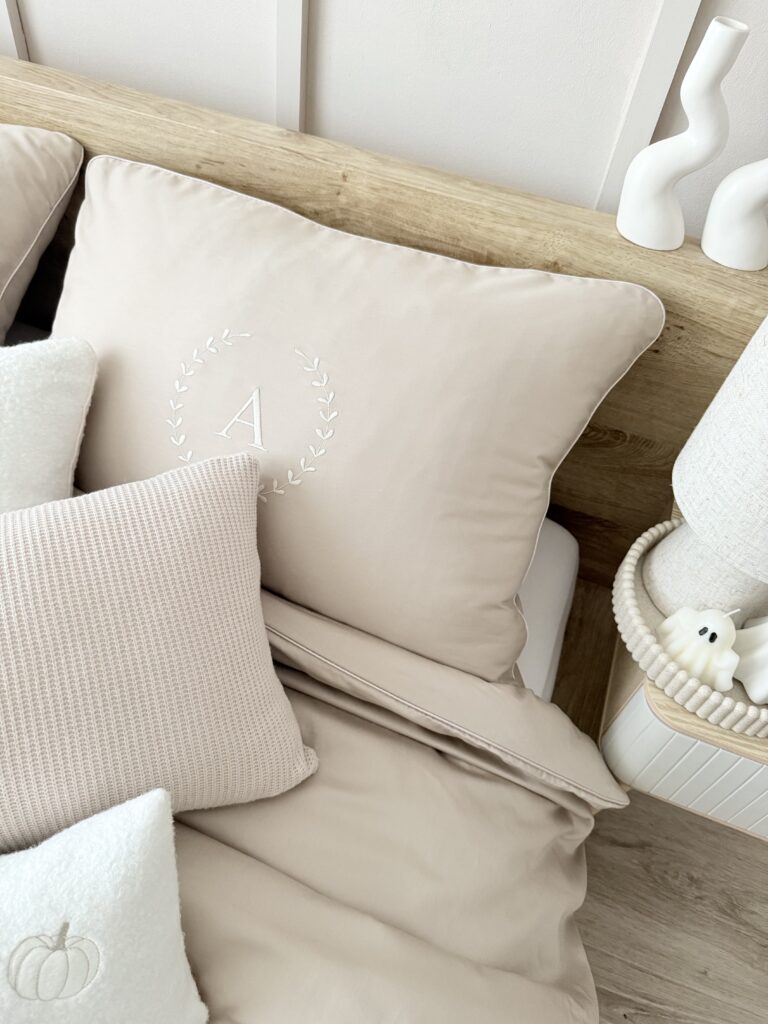 Komplet pościeli personalizowanej chłodny beż z haftem i atłasową wypustką Simonila.