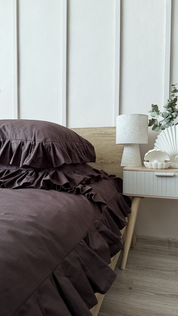 Falbanka na pościeli bawełnianej, kolor czekoladowy sypialnia