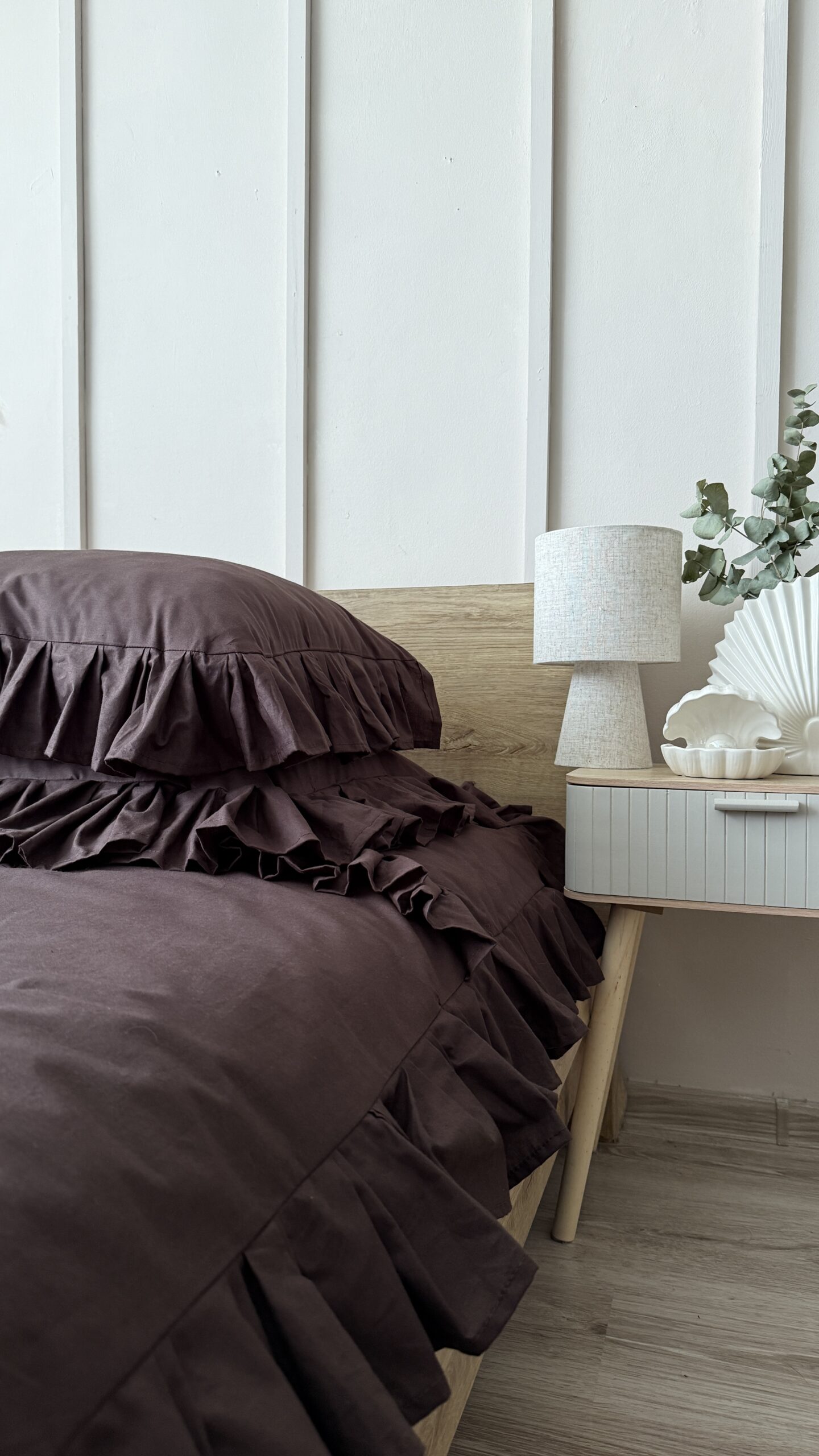 Falbanka na pościeli bawełnianej, kolor czekoladowy sypialnia