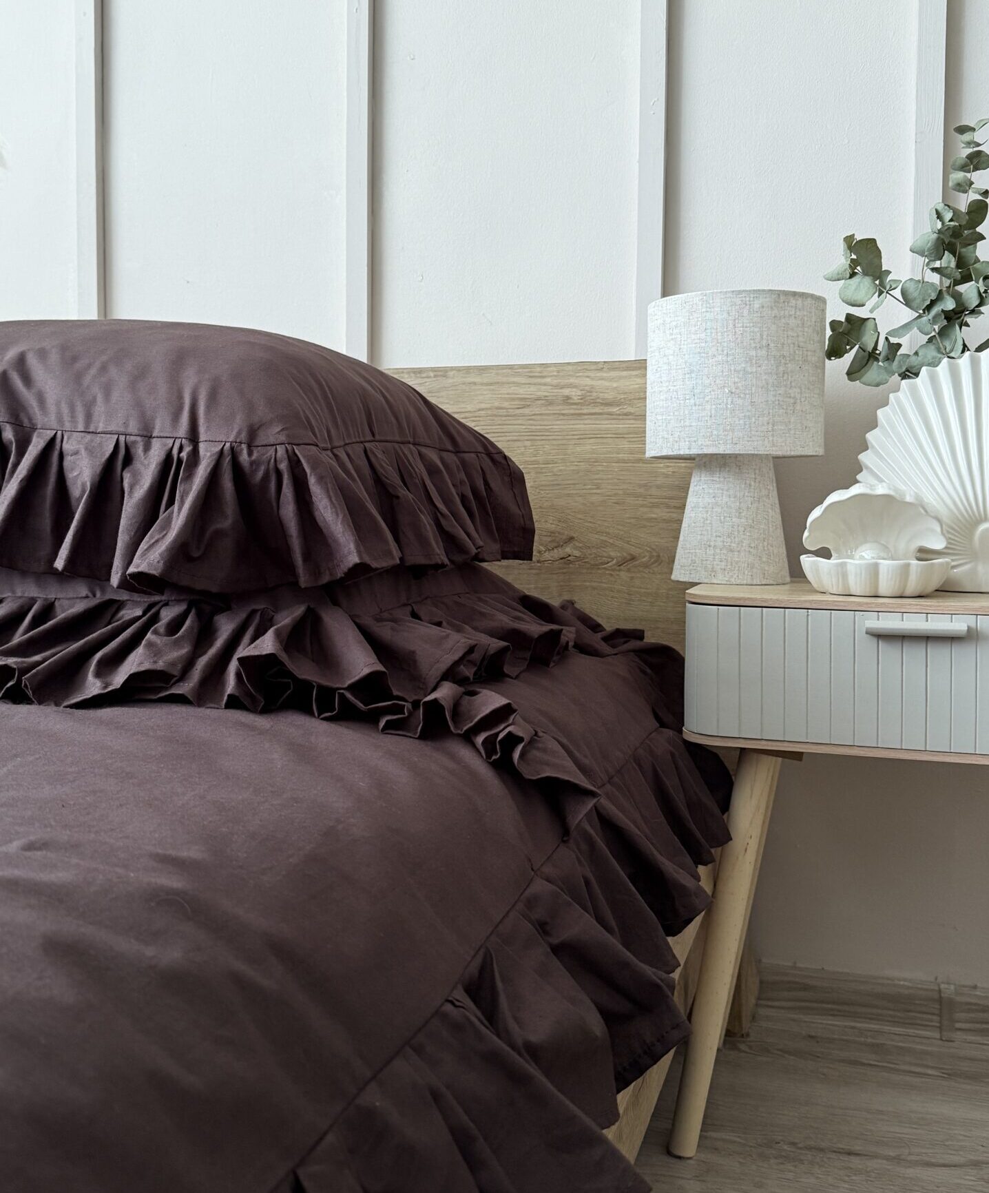 Bawełniany komplet pościeli w kolorze czekoladowym z falbanką - Simonila