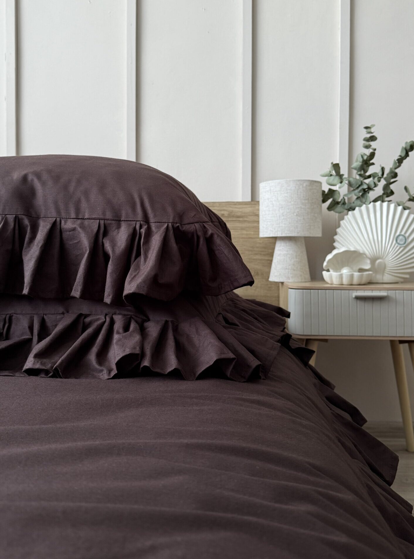 Bawełniany komplet pościeli w kolorze czekoladowym z falbanką - Simonila