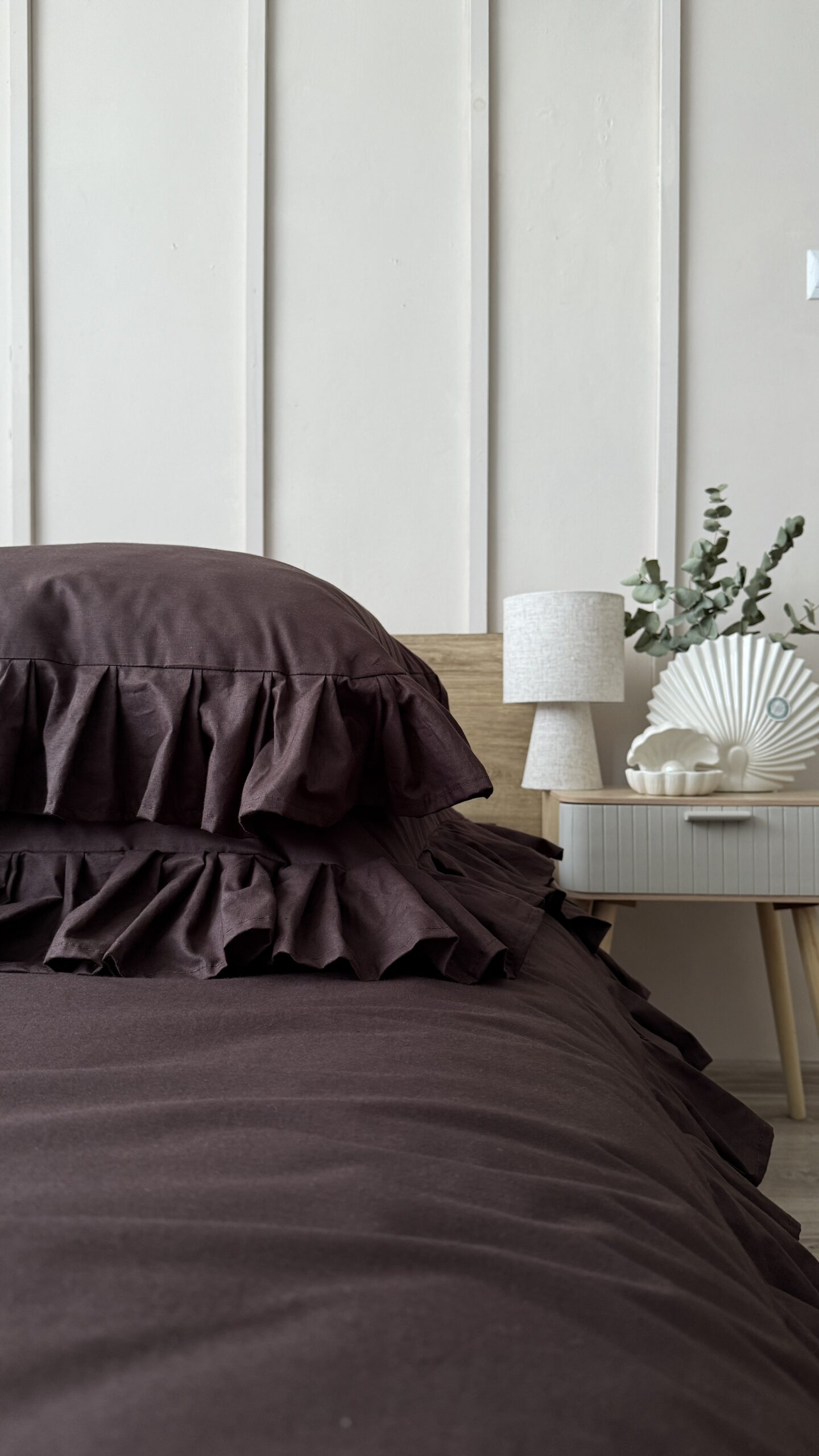 Komplet pościeli w kolorze czekoladowym z falbanką sklep Simonila