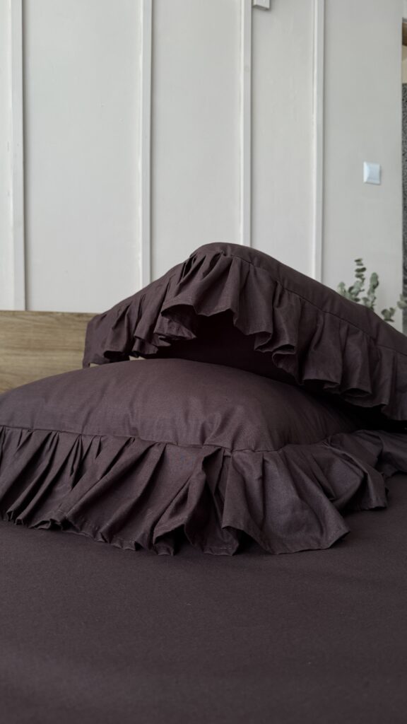 Zbliżenie na falbankę pościel czekoladowa bawełniana