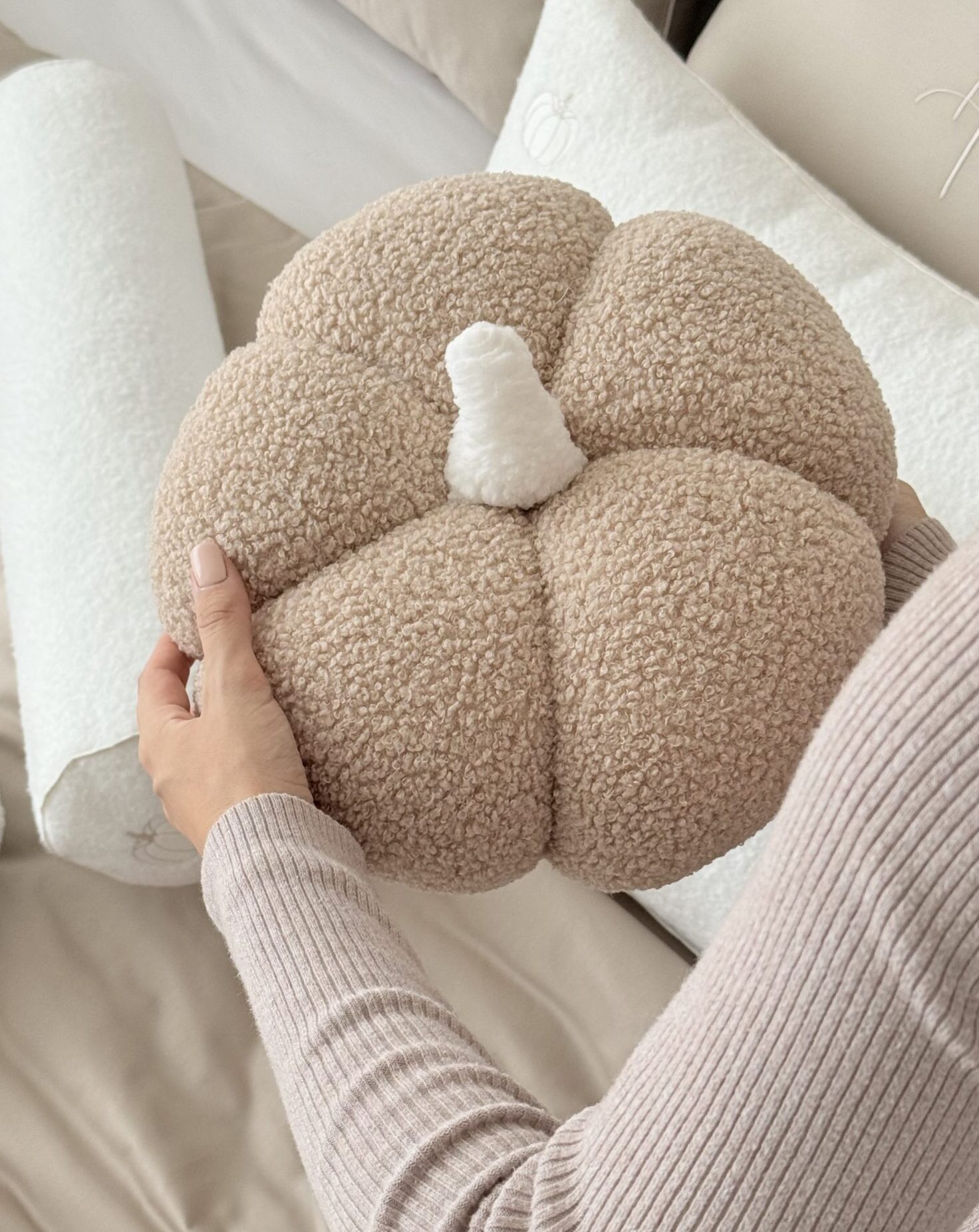 Wyprzedane Poduszka jesienna dynia jasny beż boucle - 30 cm | Simonila