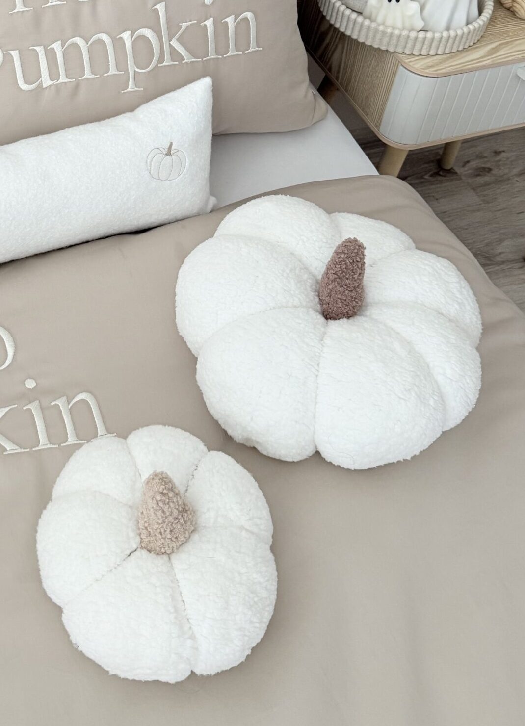 Poduszka dynia boucle na pościeli w sypialni jako dekoracja - produkt Simonila