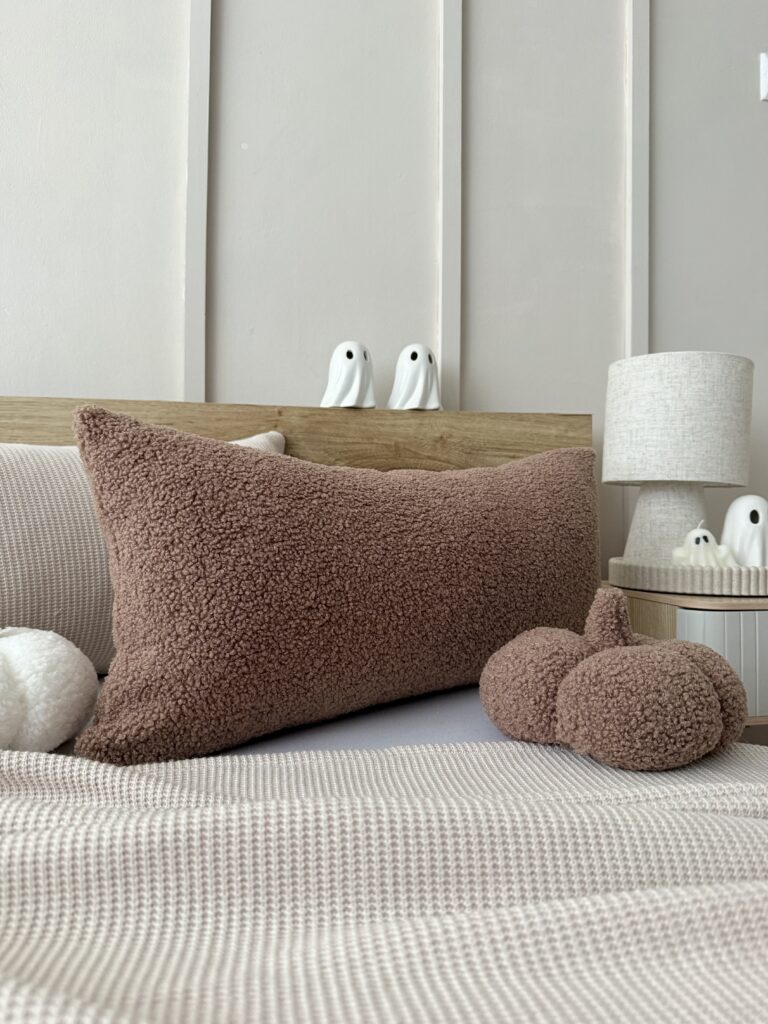 Poszewka z miękkiej dzianiny boucle w ciepłym brązowym odcieniu, rozmiar 30x50cm przyjemna w dotyku, idealna do sypialni i salonu