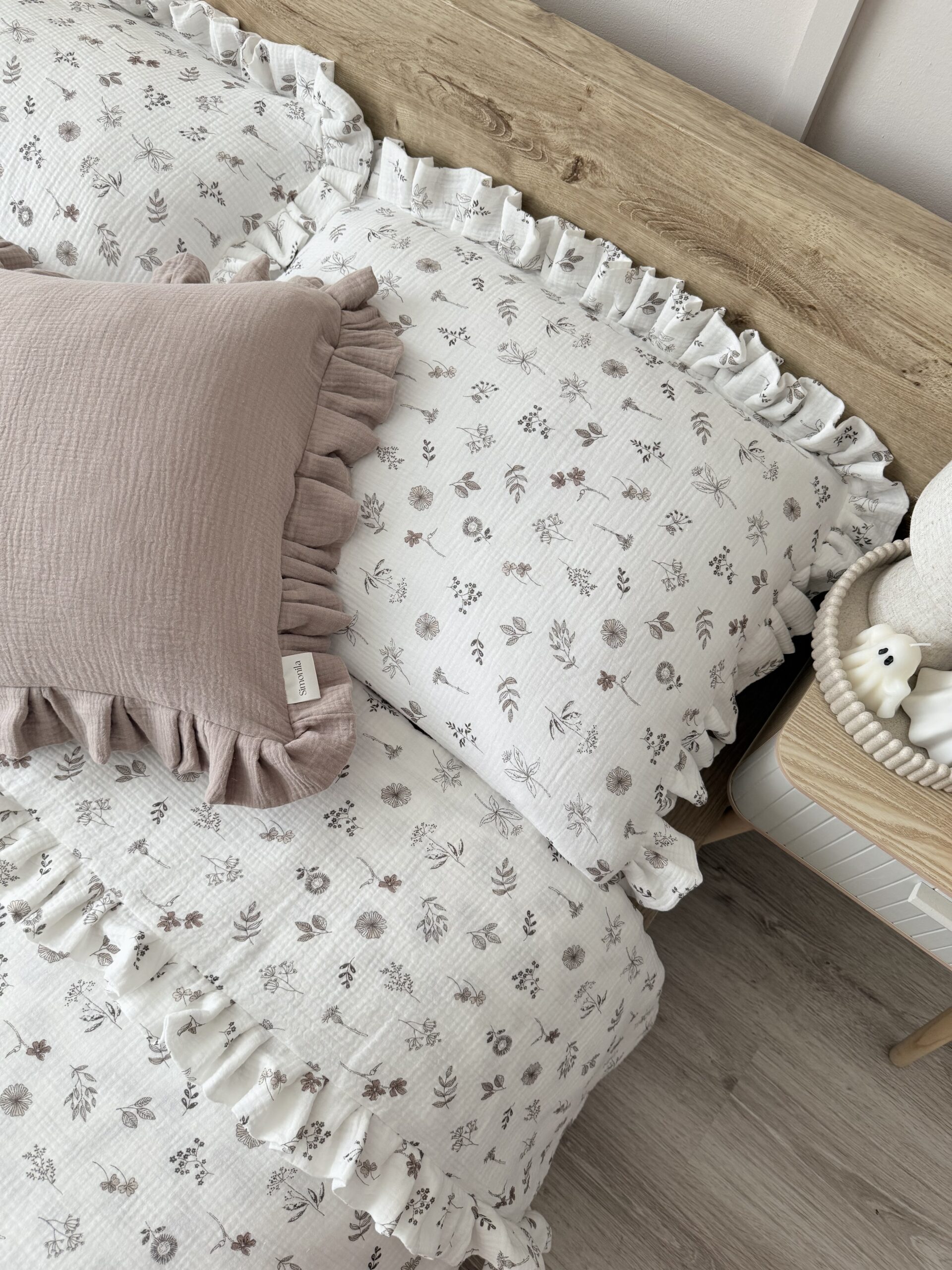 Muślinowy komplet pościeli z beżowymi kwiatuszkami i falbanką – Simonila