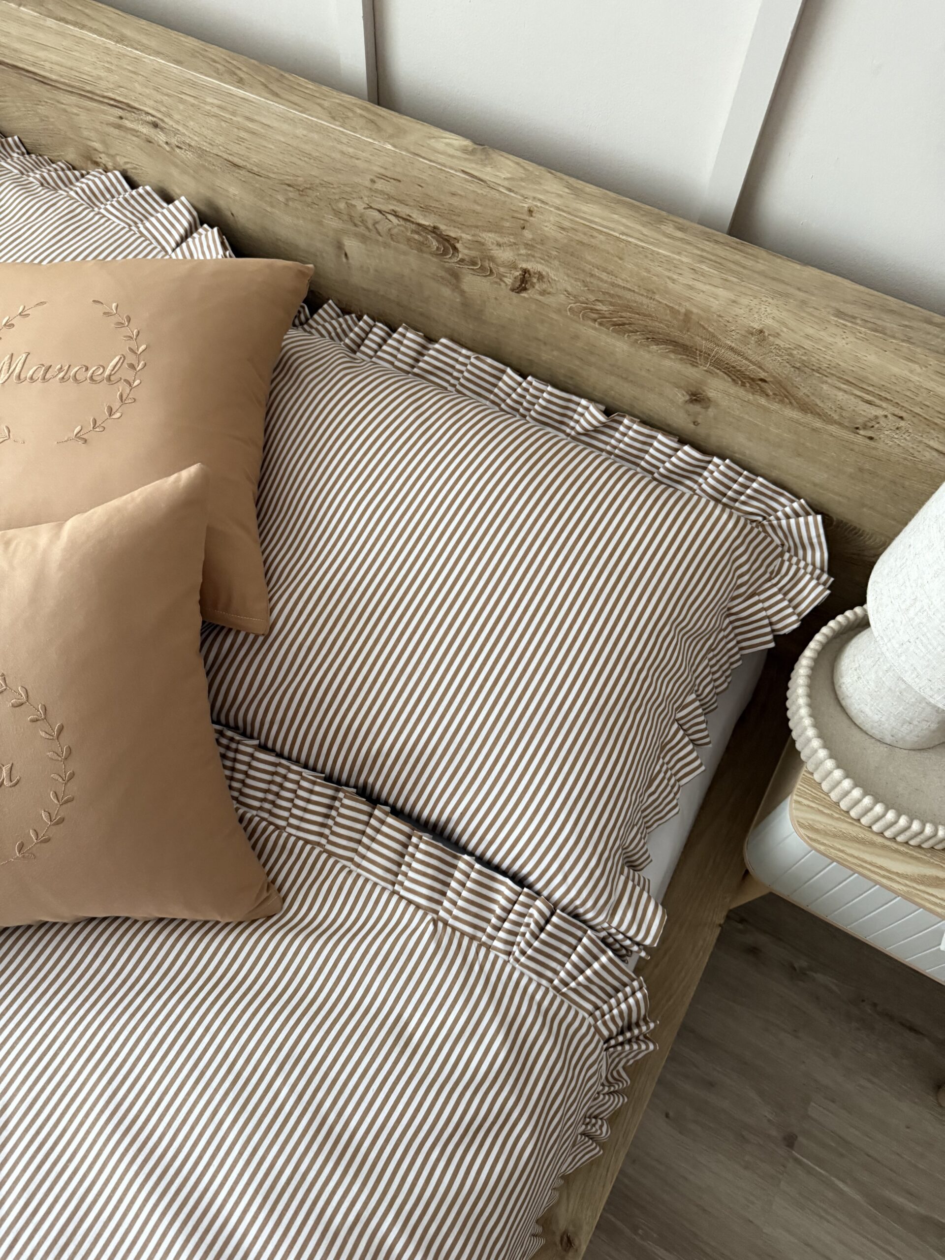 Komplet pościeli bawełnianej w sypialni, pościel w paski beżowe, miękka