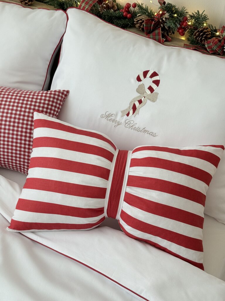 Świąteczna poduszka kokarda do salonu i sypialni Simonila