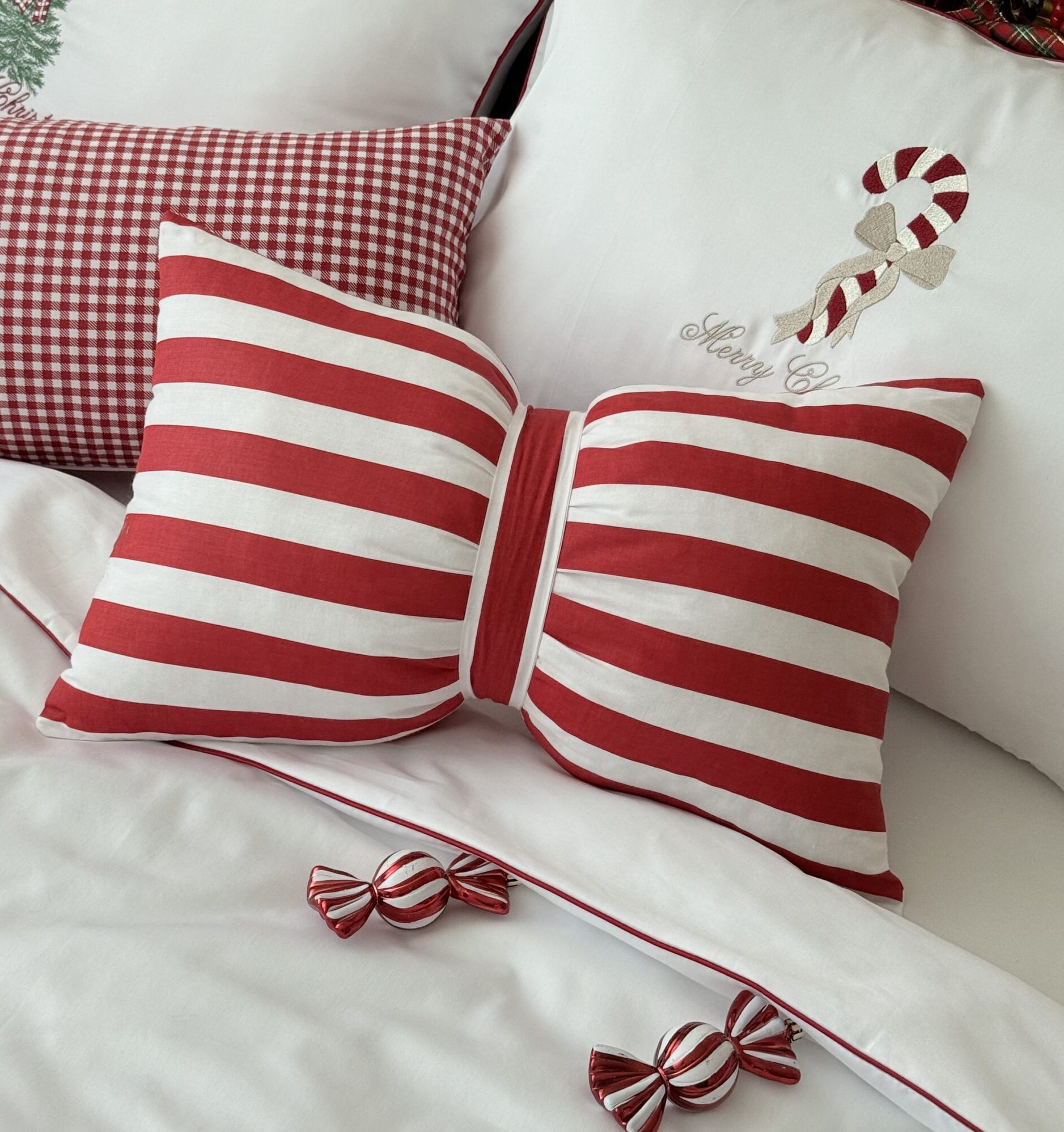 Świąteczna poduszka kokarda w czerwono-białe pasy 30x50 Simonila