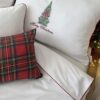 Świąteczna poszewka bawełniana szkocka krata na sofie – ciepły klimat Świąt